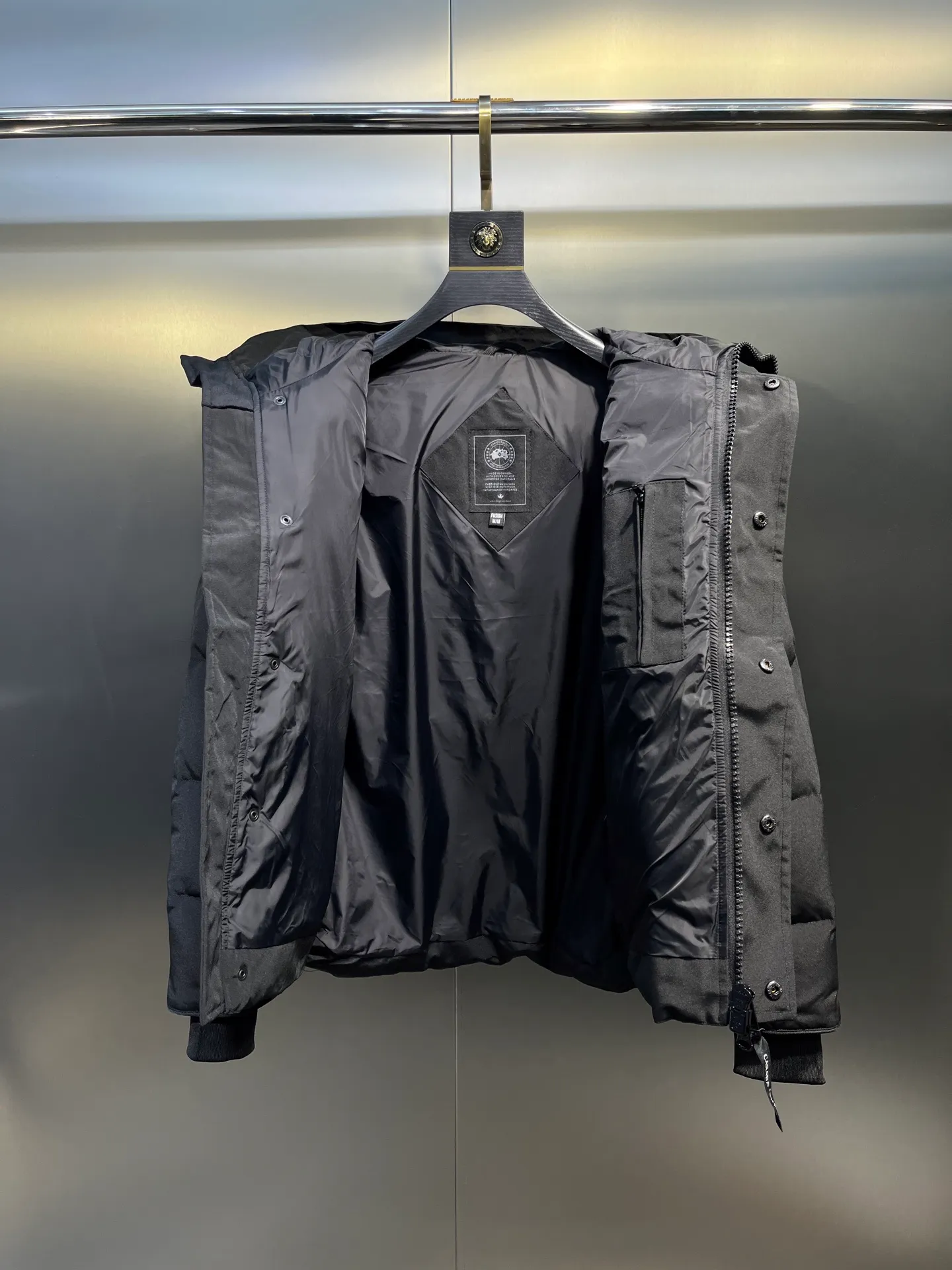 P700 Goose 🌟17 models (black) chest patch, same style for men and women, cold-resistant down jacket! The fur collar is detachable. The natural Siberian coyote fur collar has a delicate yet strong feel, which comes from the sense of life that comes from the erosion of wind and frost in nature. The market usually uses raccoon fur or fake fur instead, which is not even the slightest bit better! The collar part has cold-proof flannel, which is close to the head and neck, comfortable and warm! The fabric is made of high-density nano-level waterproof fabric, which is windproof and wear-resistant and has a certain thickness! The zipper is the official YKK brand! The waist has an elastic waistline design that can be adjusted according to yourself! There is also an anti-wind Velcro inside! Seamless threaded cuffs to avoid stiffening! In order to prevent cold wind from pouring in, a double closure design is adopted. On the premise of the traditional zipper fly, six Velcro fasteners are used for secondary closure, which brings better warmth retention effect. It retains the classic hooded design and uses super large luxurious wolf fur to protect against wind and cold. No matter how low the temperature is this winter, one piece is enough. I’ll give you the wind and temperature. Size: s-xxl